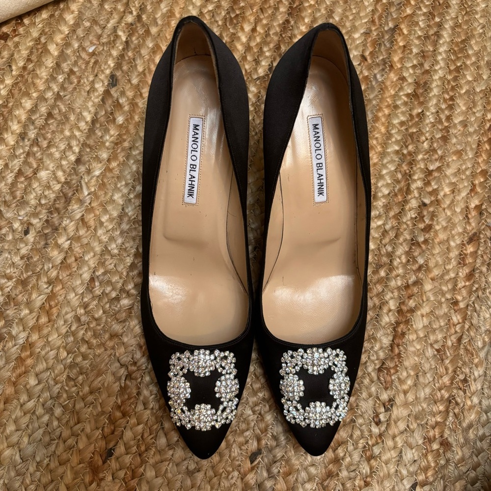 Manolo Blahnik Hangisi Heels black